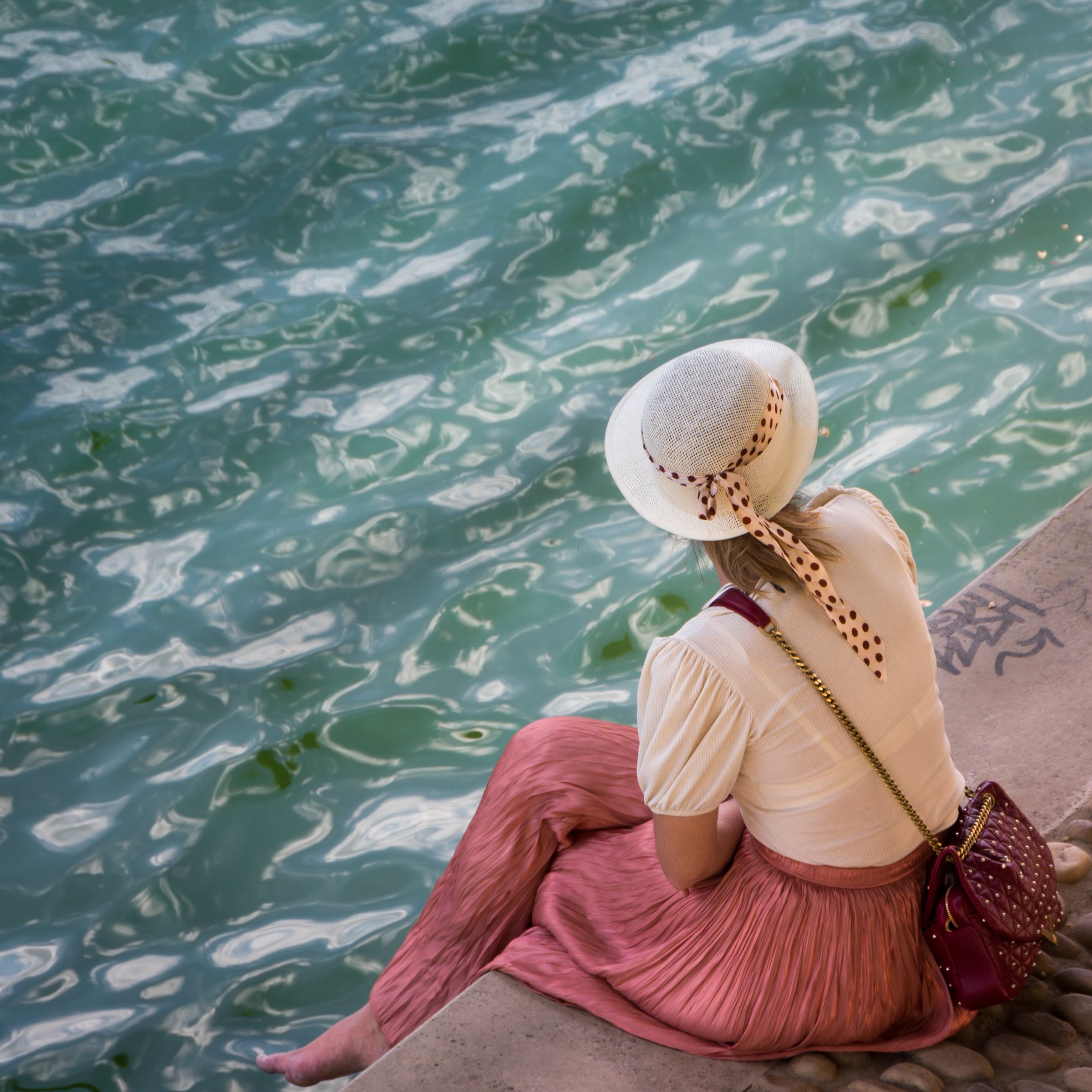 Woman at the Saône river